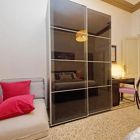 Casa Giuliana -3br 2bath Flat, 116 M2 On One Level, 2nd Floor With Lift Of Historic Mansion, Comfortable, Relaxing And Chic, 600 Meters From Vatican Museums And Ottaviano Metro, 24 Hour 360 Degrees 4 Language Support