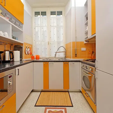 Casa Giuliana -3br 2bath Flat, 116 M2 On One Level, 2nd Floor With Lift Of Historic Mansion, Comfortable, Relaxing And Chic, 600 Meters From Vatican Museums And Ottaviano Metro, 24 Hour 360 Degrees 4 Language Support *