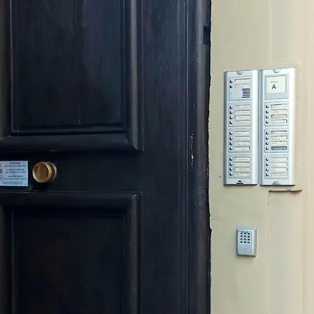 Casa Giuliana -3br 2bath Flat, 116 M2 On One Level, 2nd Floor With Lift, High Comfort, Quite, Chic, Doorman, 600 Meters From Vatican Museums And Ottaviano Metro, Plenty Of District Facilities, Welcome Drinks & Local Guide, 24 Hour 4 Language Su Апартаменты *