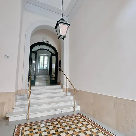 Апартаменты Casa Giuliana -3br 2bath Flat, 116 M2 On One Level, 2nd Floor With Lift, High Comfort, Quite, Chic, Doorman, 600 Meters From Vatican Museums And Ottaviano Metro, Plenty Of District Facilities, Welcome Drinks & Local Guide, 24 Hour 4 Language Su *
