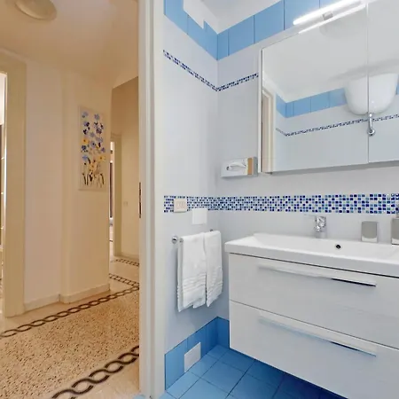 Casa Giuliana -3br 2bath Flat, 116 M2 On One Level, 2nd Floor With Lift, High Comfort, Quite, Chic, Doorman, 600 Meters From Vatican Museums And Ottaviano Metro, Plenty Of District Facilities, Welcome Drinks & Local Guide, 24 Hour 4 Language Su Апартаменты Рим