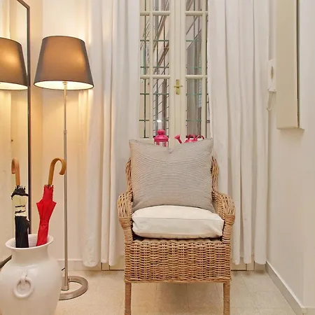 Апартаменты Casa Giuliana -3br 2bath Flat, 116 M2 On One Level, 2nd Floor With Lift, High Comfort, Quite, Chic, Doorman, 600 Meters From Vatican Museums And Ottaviano Metro, Plenty Of District Facilities, Welcome Drinks & Local Guide, 24 Hour 4 Language Su *